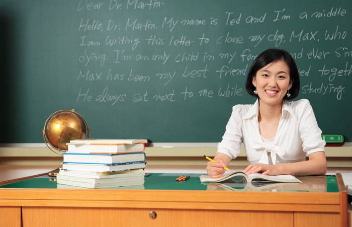 同时考上教师和银行,是去当教师比较好,还是去