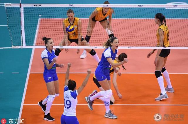 体育赛场的那些意外:花滑女选手上衣崩裂 小狗