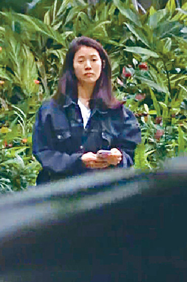 袁咏仪和洪欣少了老公孩子陪伴 两人各自逛街