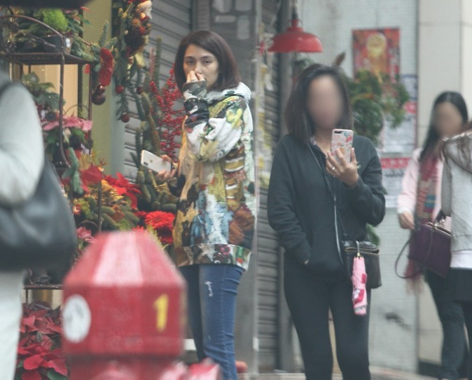 袁咏仪和洪欣少了老公孩子陪伴 两人各自逛街