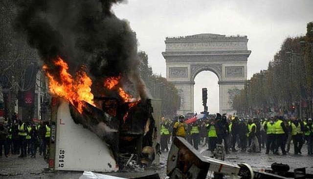 法国这场黄马甲骚乱,为何政府不狠下心来出动
