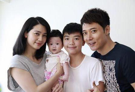 洪欣素颜逛街被偷拍,重重的黑眼圈憔悴不已,张丹峰去了哪里?