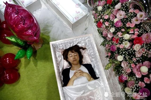 给活人举办葬礼,拍遗照躺棺材,日本的死亡体验活动你怎么看?