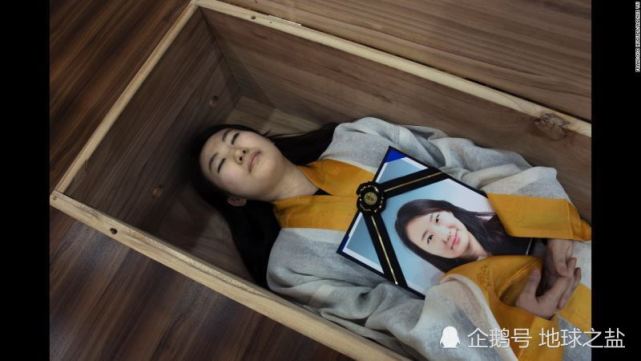 给活人举办葬礼日本的死亡体验活动你怎么看