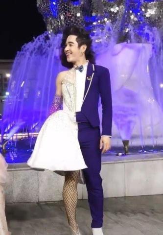 "双面人"爆红抖音,看到女生那一半的视角,所有人都不淡定了