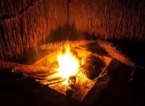 所谓"火墙",即是将宫墙砌成空心,用两块筒瓦相扣做成管道,包在墙的