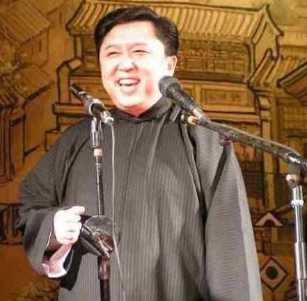 带你参观于谦住的豪宅,客厅设计了落地窗,外面就是绿化很漂亮