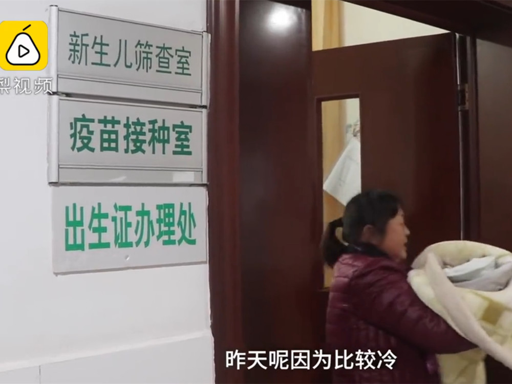 早产儿饿得大哭,哺乳期护士解开衣服喂奶,网友