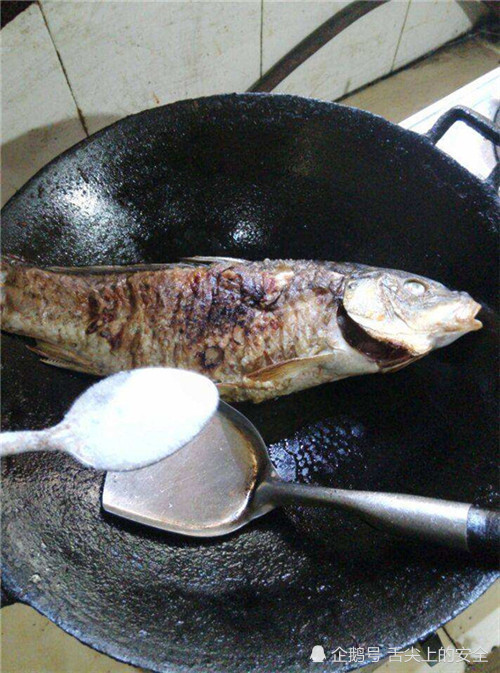 80年代初的美食,这道"八珍活鱼"端上桌时,鱼还在张嘴呼吸