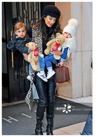 艾莫·阿拉慕丁街拍:豹纹插肩大衣黑色皮裤 亮片靴时髦辣妈