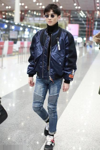 粉丝踩脏白敬亭aj,下意识说了一句话,网友:钢铁直男