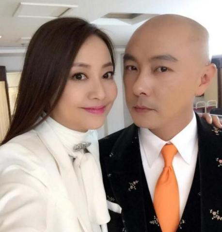 带你看张卫健住的豪宅,家里地面铺着高级木地板,装修也太豪华了