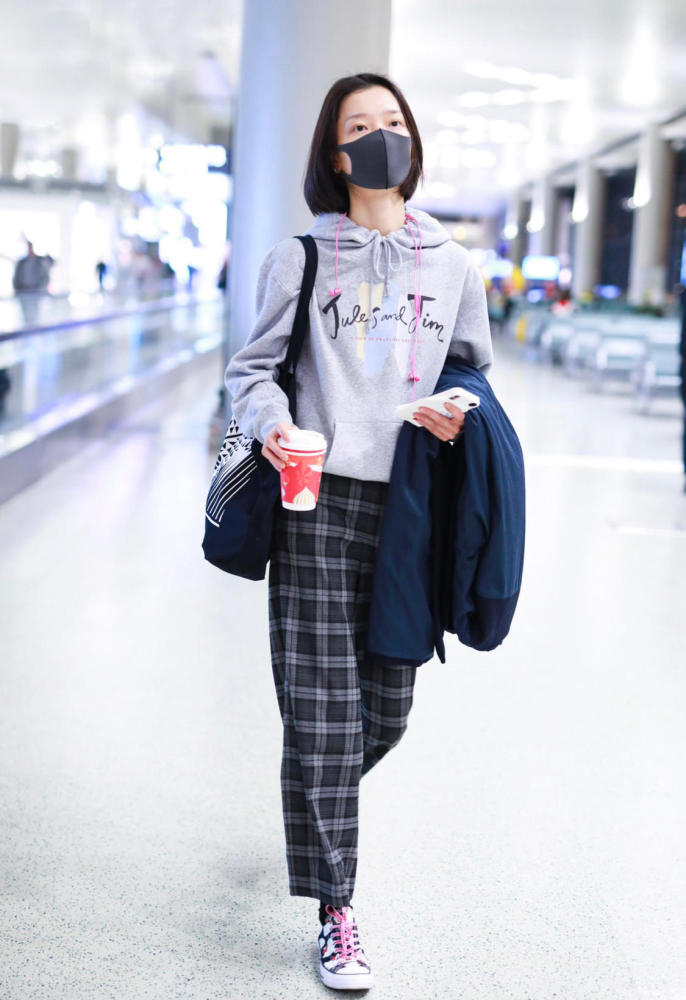 杜鹃厉害了,"花裤子配花鞋子"一点儿也不土,气质好就是不一般