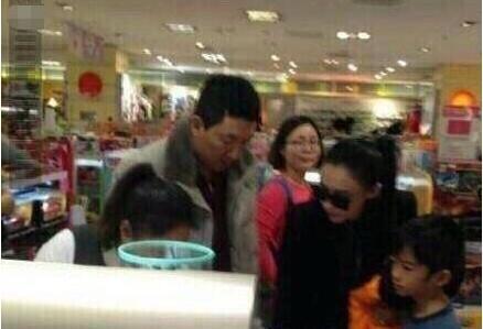 张柏芝和内地富豪孙东海商场照被曝,2个孩子晾一边,两人挑东西