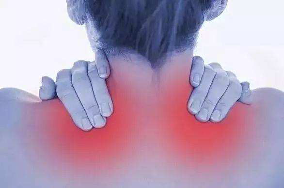 得了颈椎病,脑中风易找上门,在枕头里加一物,有