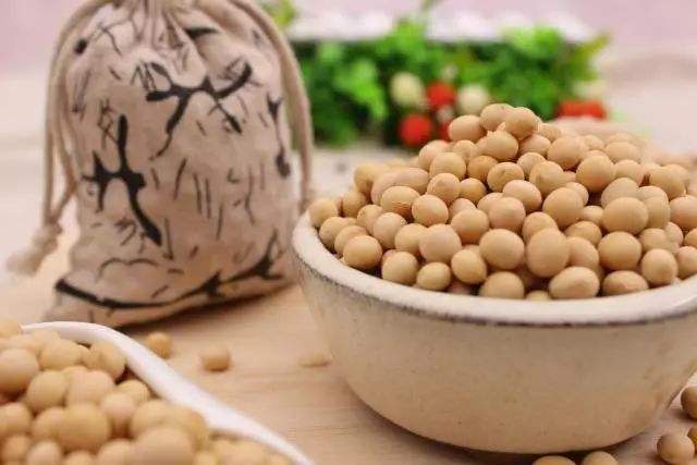 得了颈椎病,脑中风易找上门,在枕头里加一物,有