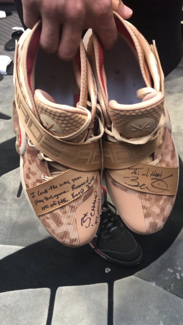 韦德比赛战靴赠予湖人小将 他穿3号就为致敬闪