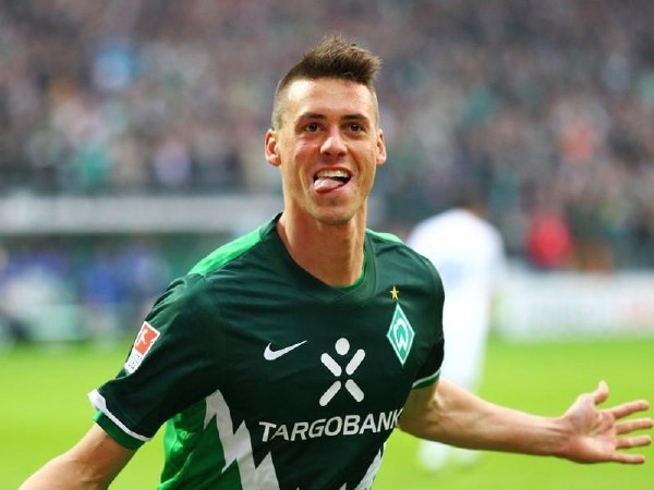 18岁天才首秀2分钟破门 与张玉宁同穿一件球衣