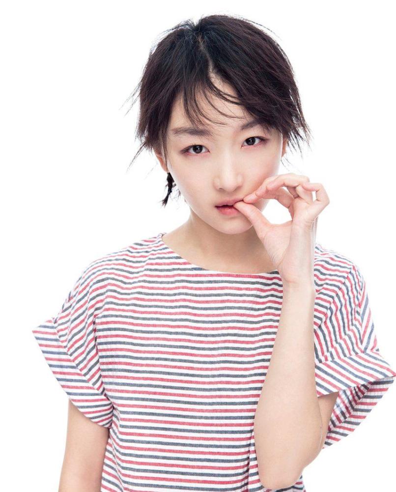 周冬雨光着身子躺在大鹏的怀中,大鹏的手的位置亮了