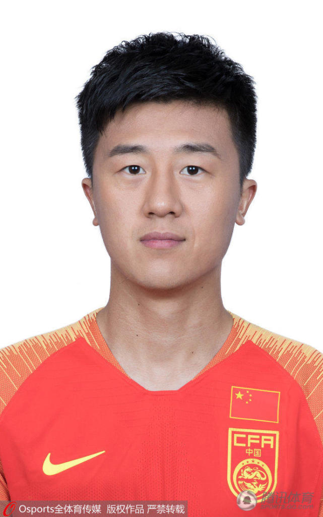 国足亚洲杯名单官方照:张修维复古中分
