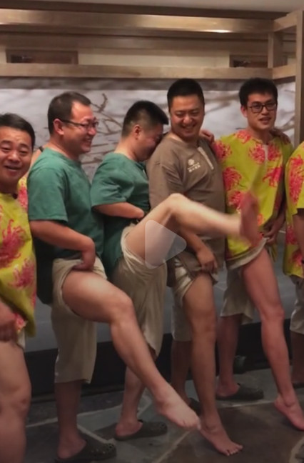 小哥哥浴室搞怪,看到大叔的举动后,网友炸锅了