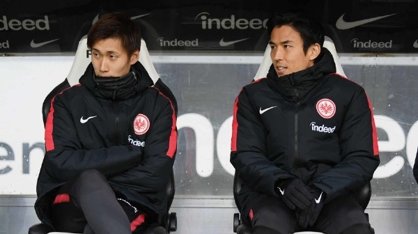 在法兰克福的板凳席上,前辈长谷部诚陪伴着镰田大地但是镰田大地没有