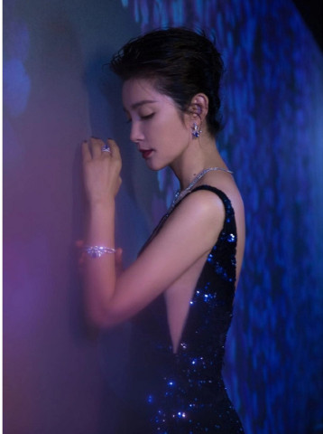 井柏然家可爱的小猪在李冰冰怀里出道首秀!网友:我还不如一只猪