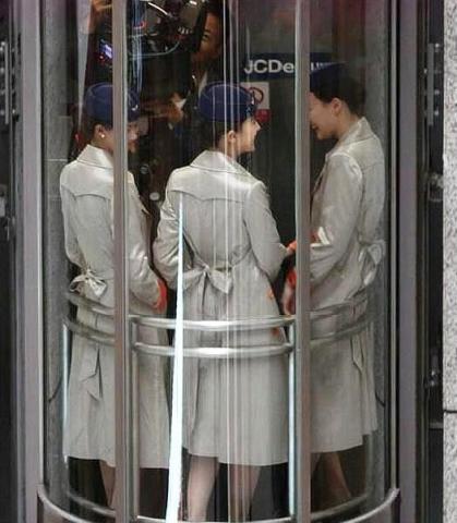 如果电梯突然下坠,人在落地的瞬间"跳起来"能减少伤害吗?