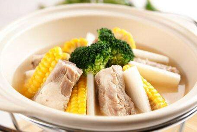 寒冷的冬天来一道山药玉米排骨汤吧,让这个冬天暖起来