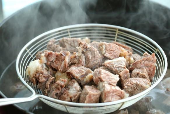 加入牛肉和料酒,大火燒開後去浮沫,滾一會撈出