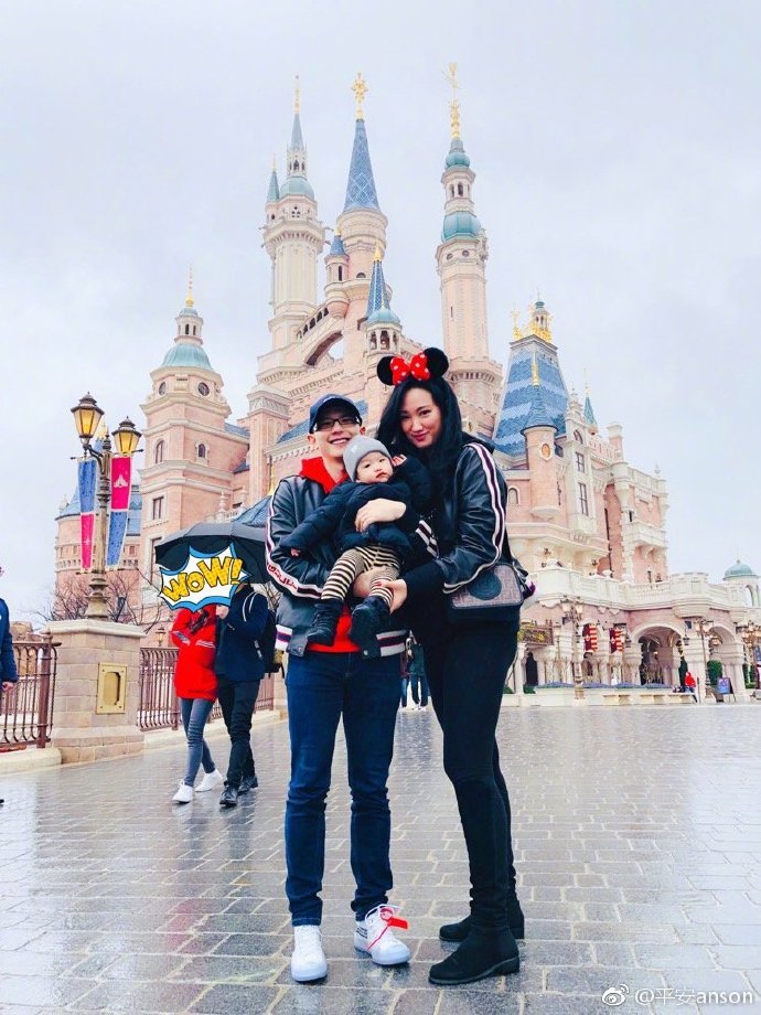 歌手平安晒全家福为儿子庆生,圈外妻子正面照罕见曝光