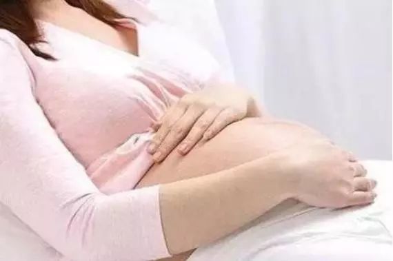 羊水破了,孕妇却死活憋着不肯生孩子,医生着急