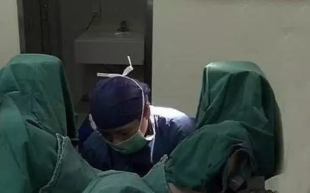 羊水破了,孕妇却死活憋着不肯生孩子,医生着急