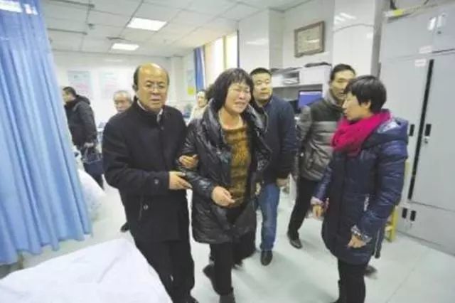 羊水破了,孕妇却死活憋着不肯生孩子,医生着急