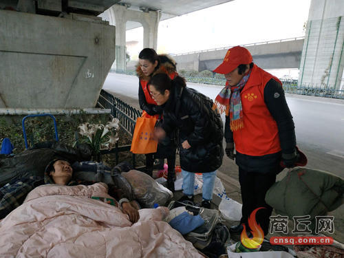 商丘救助人员全城搜救流浪者 跟着进站管吃管住还暖和
