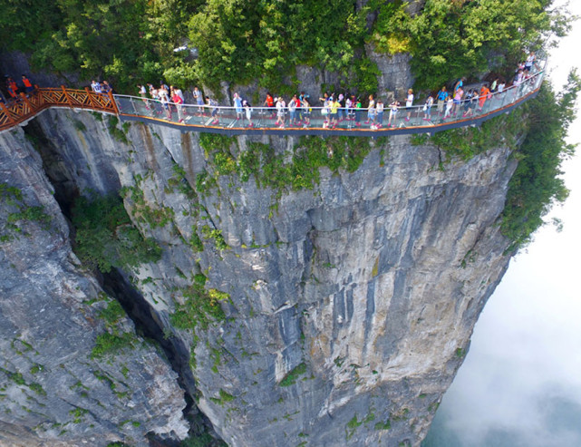 中国张家界的玻璃栈道 海拔高1430米 老外看了都发慌