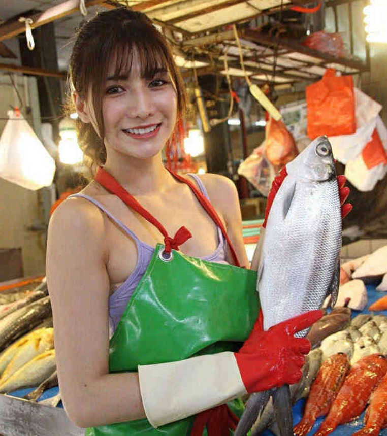 抖音再现卖鱼西施?被质疑炒作,网友:真卖鱼的会穿这么少?