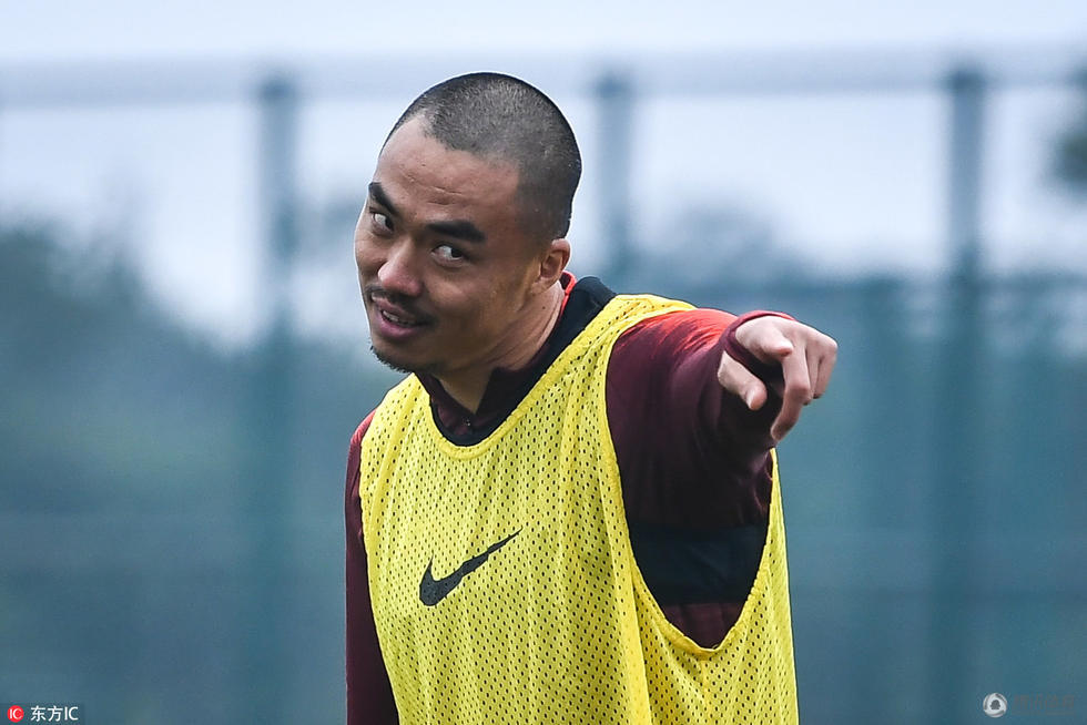 国足训练气氛轻松 赵旭日板寸造型显硬汉