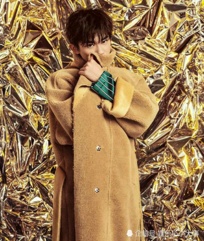 易烊千玺被楠楠恶搞,看到他脸上的专属"纹身",网友:配一脸