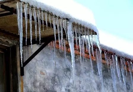 都在悄悄的融化……很多房檐上的积雪,冰溜子不能掉以轻心!
