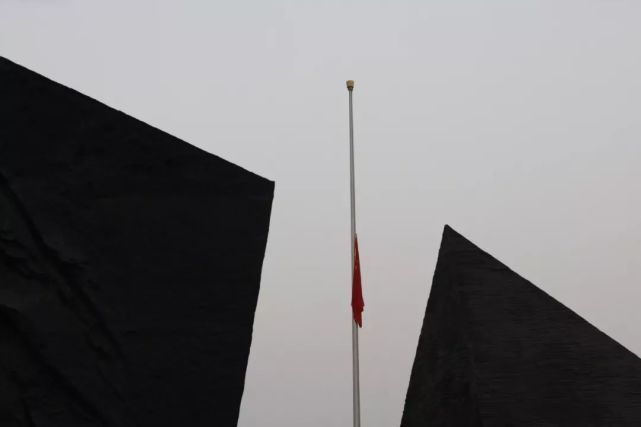 日军南京大屠杀遇难同胞纪念馆下半旗致哀