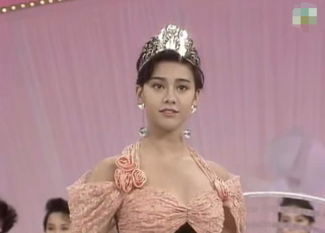 曾是钱小豪前妻的她,美貌不输李嘉欣,带儿子嫁富豪,49岁幸福