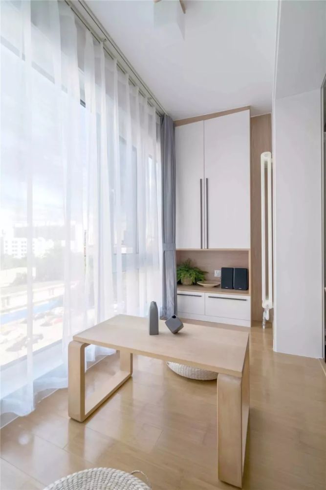 客厅连阳台,不装推拉门,还能怎么做?