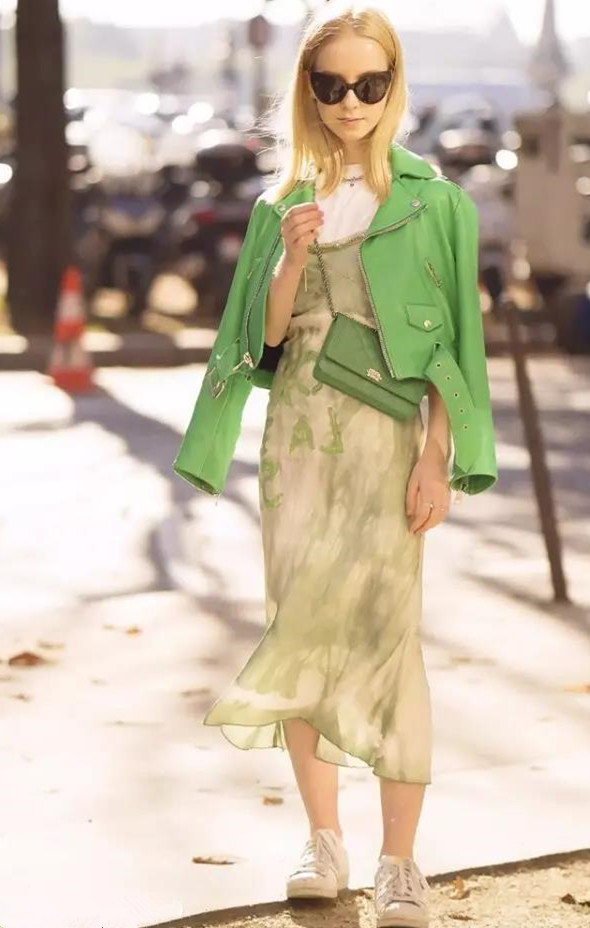 冬天裙子遇上小白鞋,简约却不失趣味,你心动了