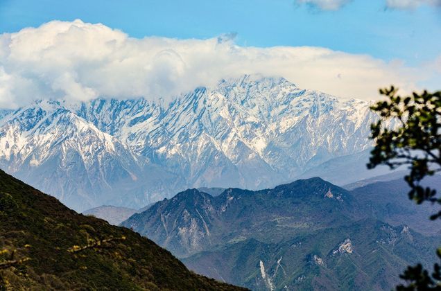 西看大小雪隆包东可望龙门山诸峰▼云海,群山触手可及而当我们站在
