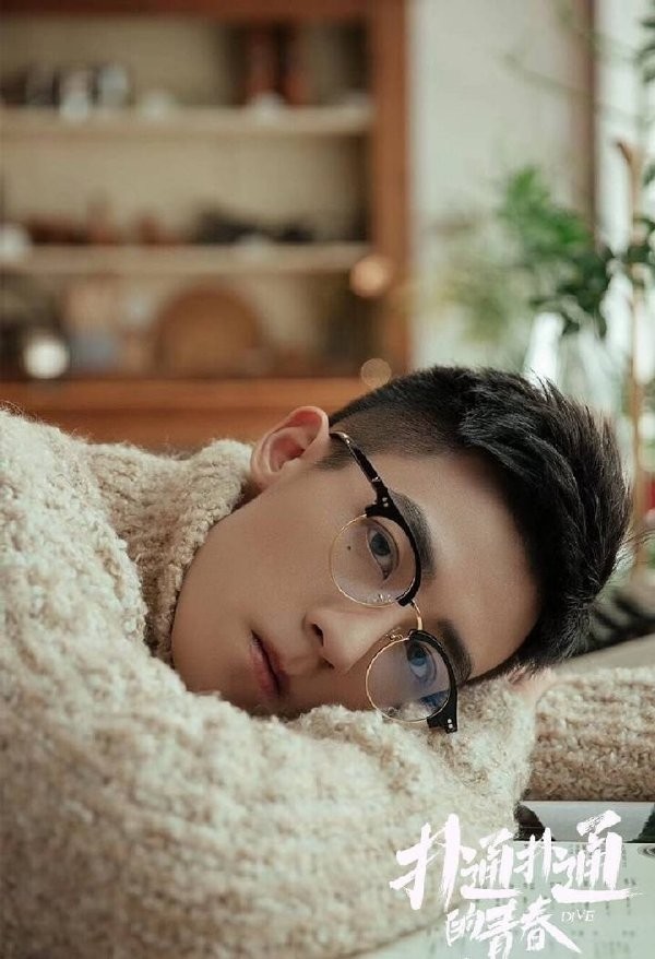 男星吹羽毛高难度操作,谷嘉诚盛一伦李易峰谁赢了?网友:雷佳音