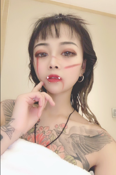 快手第一搞怪之王顾茜茜当之无愧网友绿头套也就她敢戴