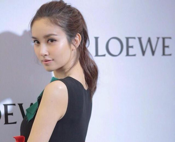 她是"大毒枭八面佛"之女mina,是继金星后的又一位术后美女