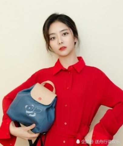 谭松韵大秀一字马,齐肩发带耳机,网友:教科书级别的