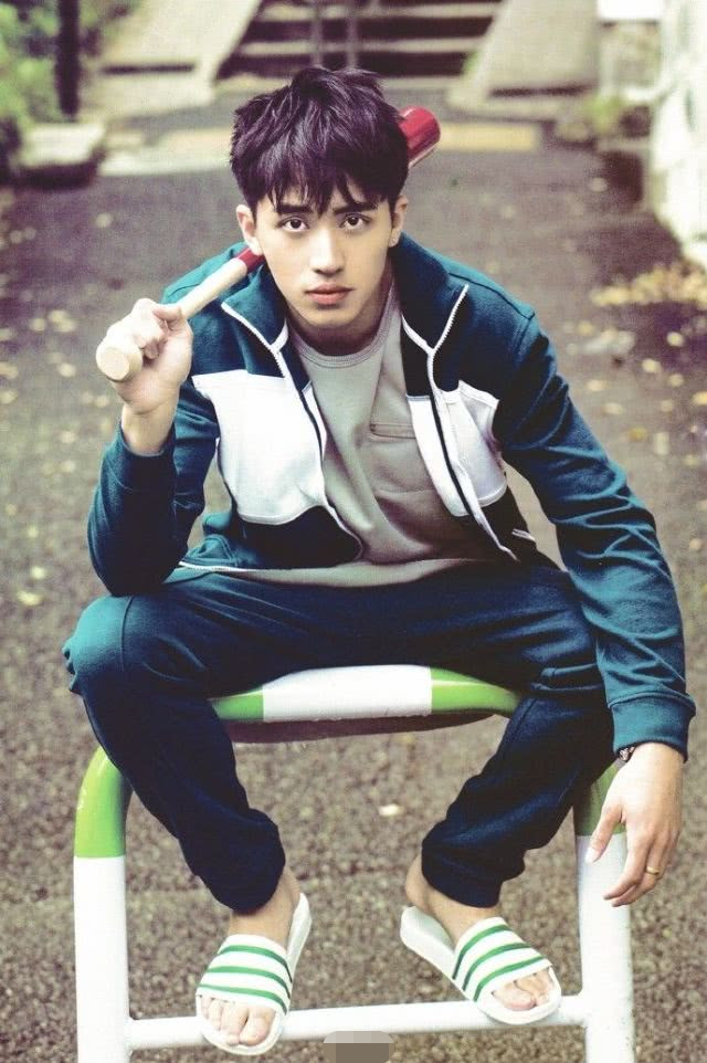 白敬亭新剧《乒乓》开机,化身运动少年,女主曾